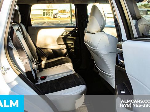 Used 2025 Mitsubishi Outlander SE image 22