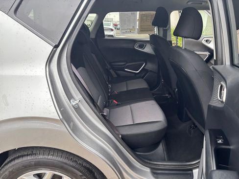 Used 2025 Kia Soul LX w/ LX Technology Package FWD image 25