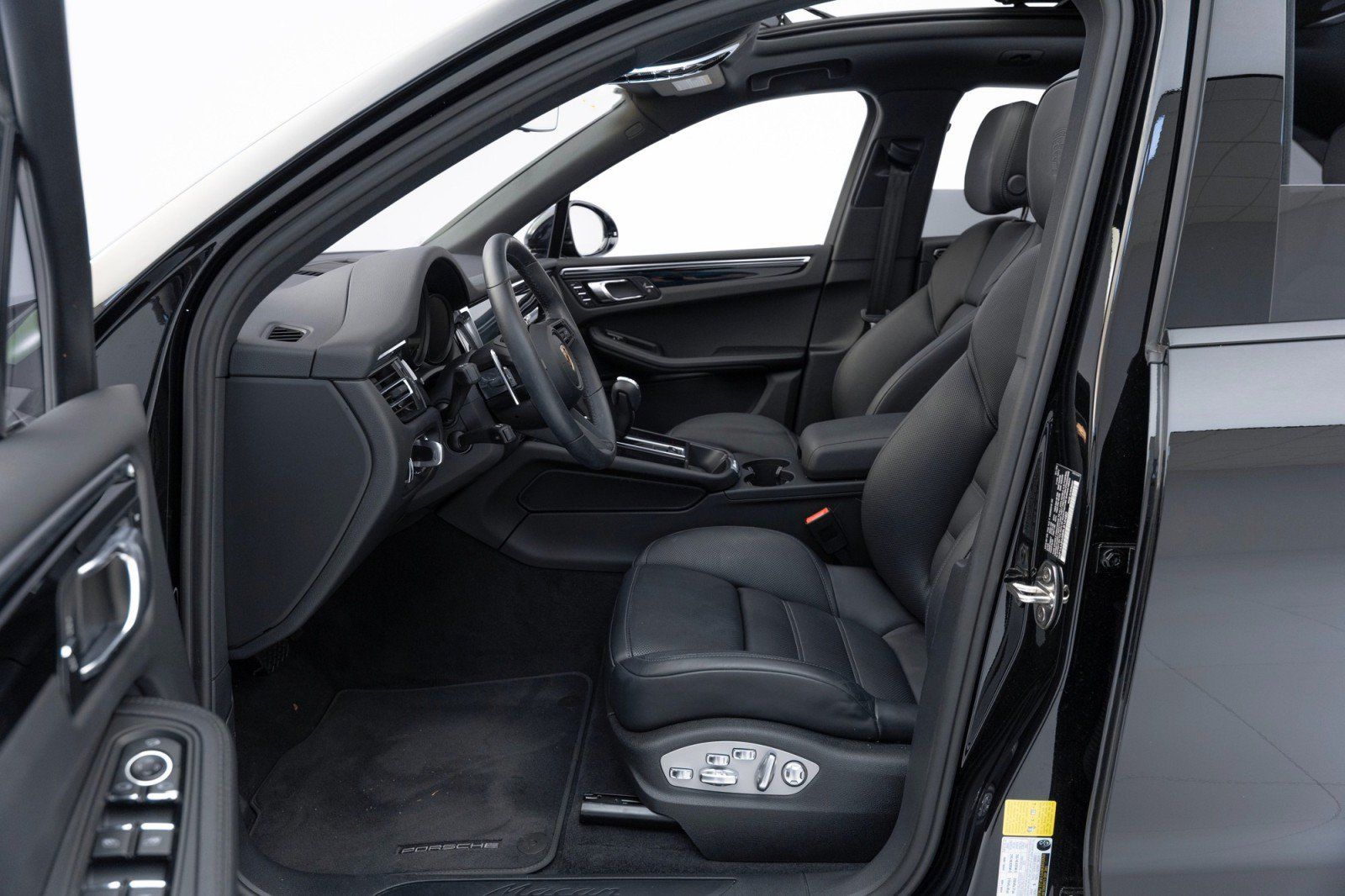Certified 2024 Porsche Macan AWD/4WD image 14