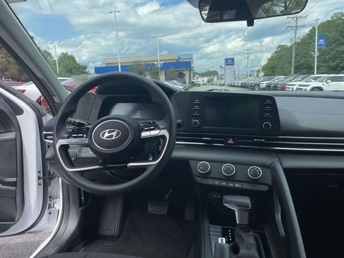 Used 2024 Hyundai Elantra SE FWD image 13