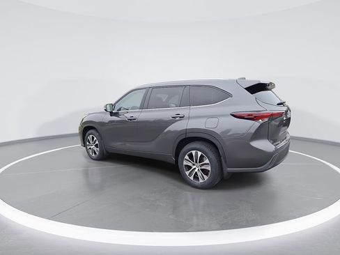 Used 2024 Toyota Highlander XLE image 8