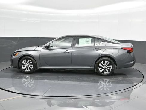 Used 2025 Nissan Altima 2.5 S FWD image 9
