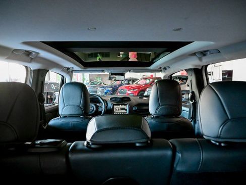 Used 2022 Jeep Renegade Limited w/ Sun, Sound & Wheels Group image 20