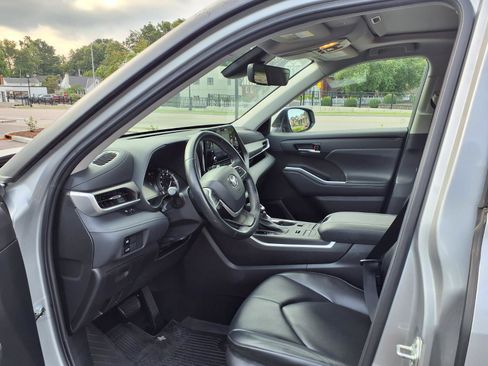 Used 2022 Toyota Highlander XLE AWD/4WD image 23