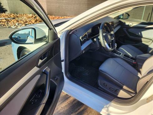 Used 2025 Volkswagen Jetta SE w/ Sunroof Package image 23