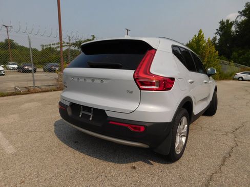 Used 2021 Volvo XC40 T4 Momentum FWD image 6