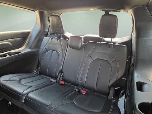 Used 2025 Chrysler Pacifica Select FWD image 11