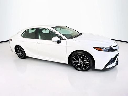 Used 2024 Toyota Camry SE FWD image 11