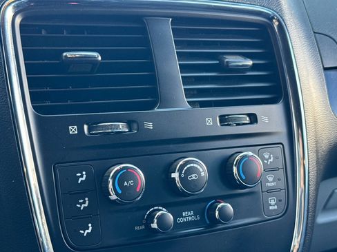 Used 2019 Dodge Grand Caravan SXT FWD image 25