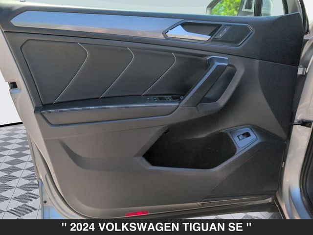 Used 2024 Volkswagen Tiguan SE AWD/4WD image 11