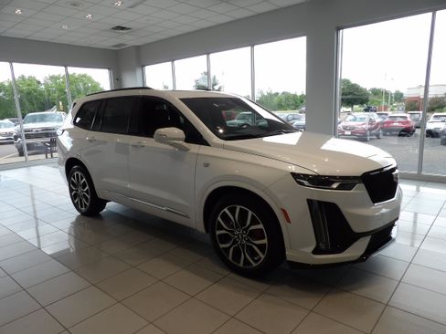 Used 2024 Cadillac XT6 Sport w/ LPO, Floor Liner Package AWD/4WD image 3