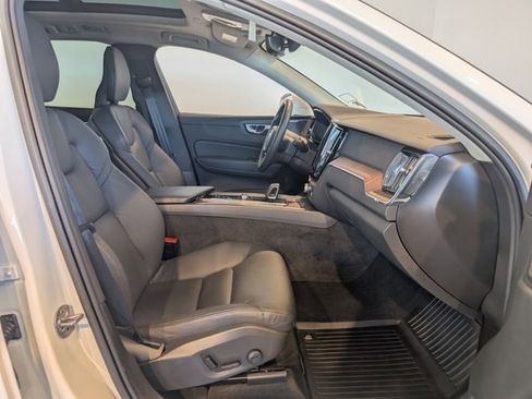 Used 2023 Volvo XC60 B5 Plus image 31