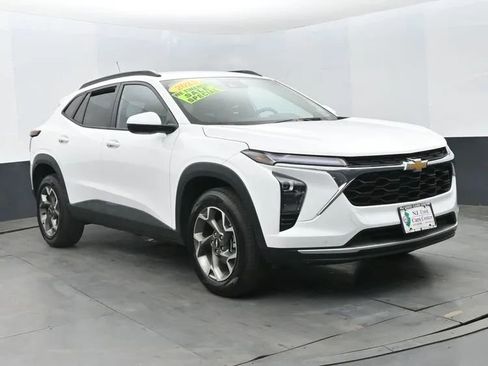 Used 2025 Chevrolet Trax LT w/ LT Convenience Package FWD image 2
