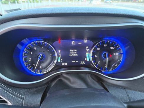 Used 2023 Chrysler Pacifica Touring-L FWD image 19