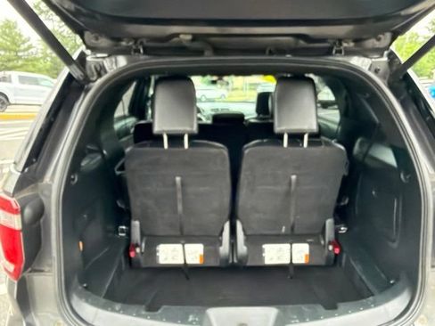 Used 2018 Ford Explorer XLT w/ Equipment Group 202A AWD/4WD image 29