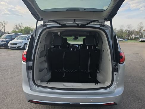 Used 2024 Chrysler Pacifica Touring-L image 24
