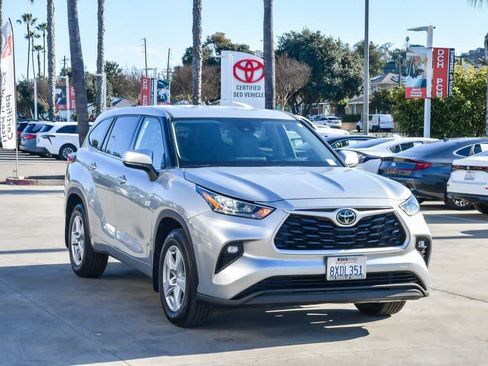 Used 2020 Toyota Highlander LE image 3