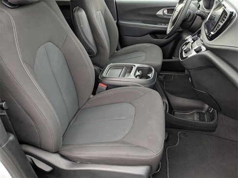 Used 2023 Chrysler Pacifica Touring image 40