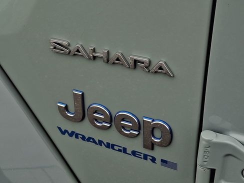 Used 2023 Jeep Wrangler Unlimited Sahara w/ Cold Weather Group AWD/4WD image 10