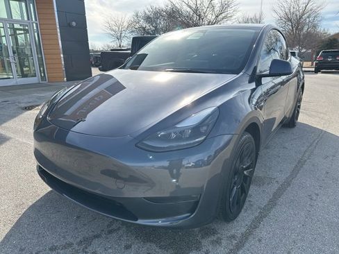 Used 2022 Tesla Model Y Long Range image 2