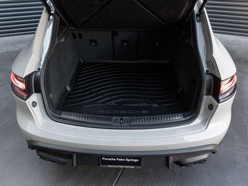 Certified 2025 Porsche Macan AWD/4WD image 27