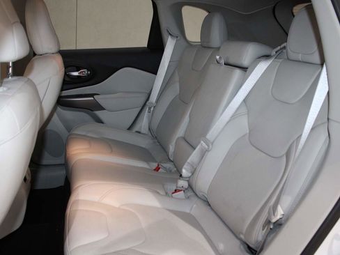 Used 2021 Jeep Cherokee Latitude Lux w/ Comfort/Convenience Group FWD image 16