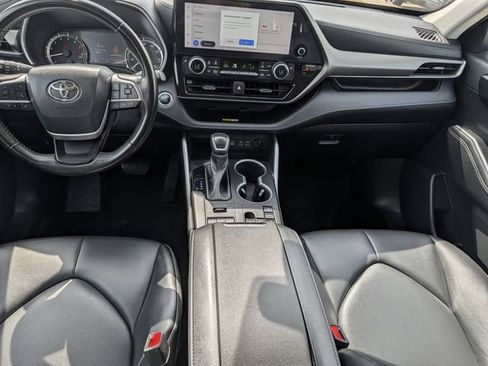 Used 2023 Toyota Highlander XLE AWD/4WD image 10