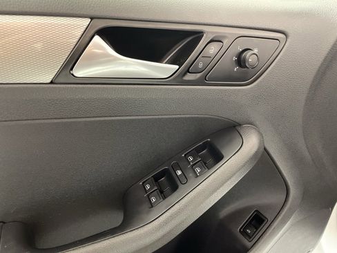 Used 2017 Volkswagen Jetta SE image 9