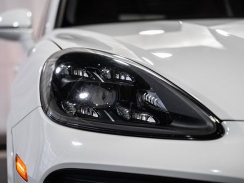 Used 2021 Porsche Cayenne Turbo image 10