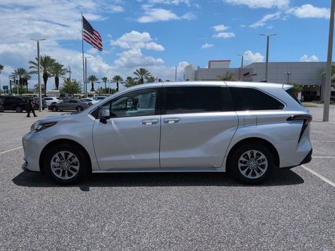 Certified 2025 Toyota Sienna LE FWD image 7