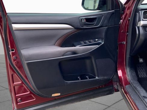 Used 2018 Toyota Highlander LE FWD image 21