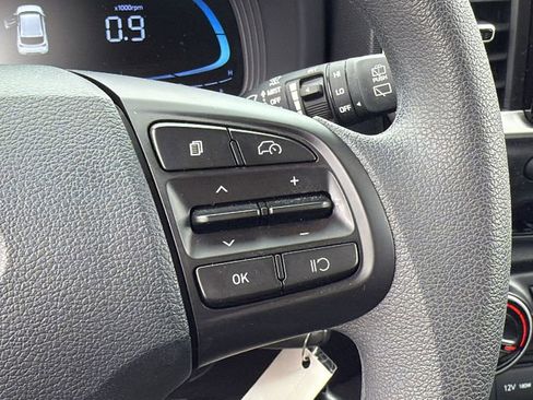 Used 2023 Hyundai Venue SE image 21