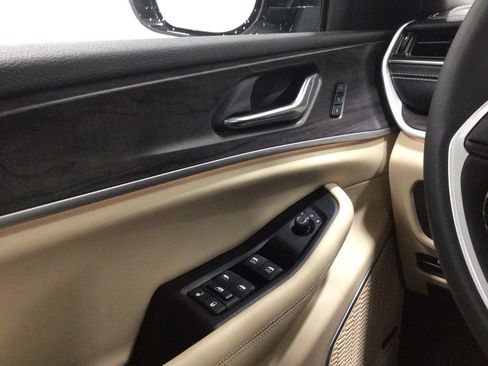 Used 2024 Jeep Grand Cherokee Limited w/ Luxury Tech Group II AWD/4WD image 14