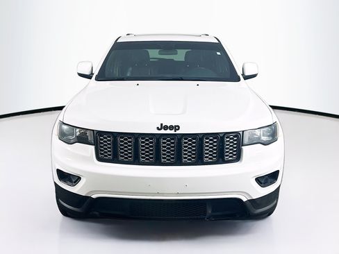 Used 2021 Jeep Grand Cherokee Laredo X AWD/4WD image 2