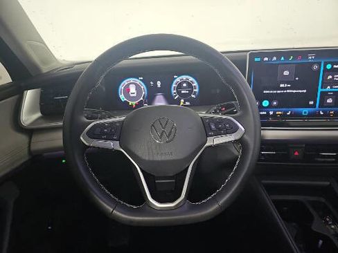 Used 2025 Volkswagen Tiguan SE FWD image 10
