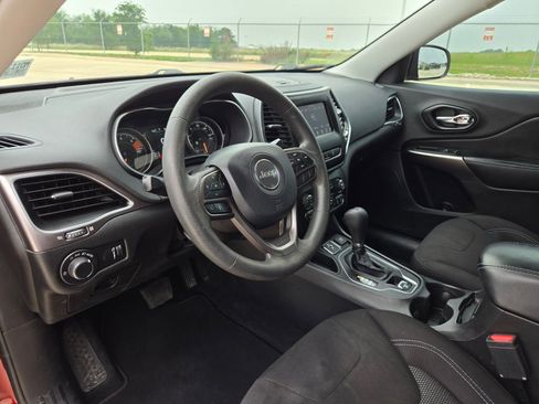 Used 2021 Jeep Cherokee Latitude FWD image 11