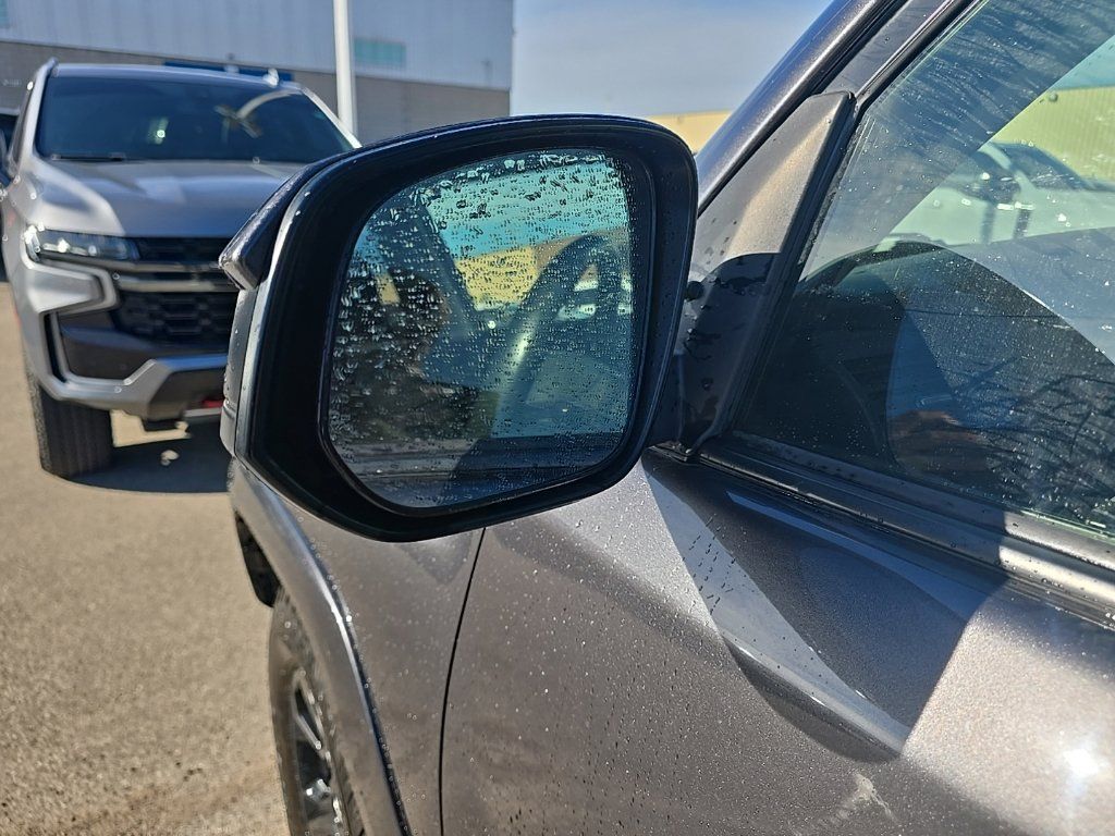 Used 2019 Toyota 4Runner SR5 AWD/4WD image 6
