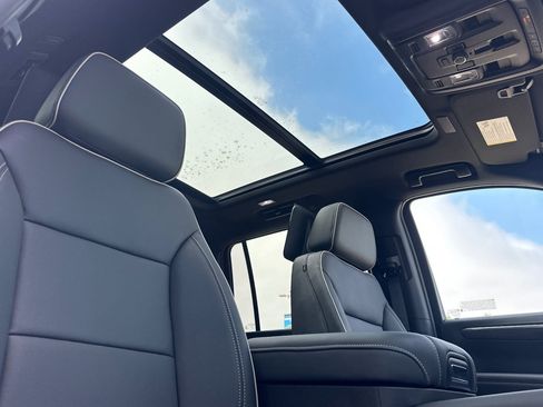 New 2025 Chevrolet Suburban Premier image 19