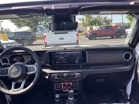 Used 2025 Jeep Wrangler Unlimited Sahara AWD/4WD image 25