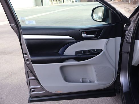 Used 2019 Toyota Highlander XLE image 16