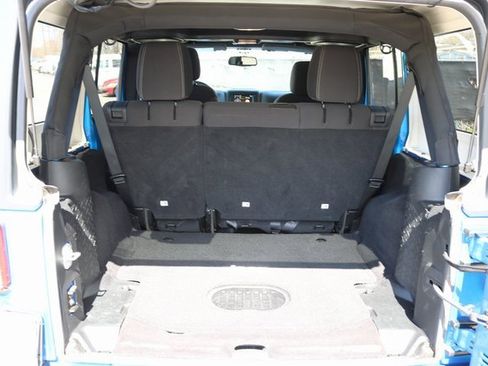 Used 2016 Jeep Wrangler Unlimited Rubicon w/ Connectivity Group image 15