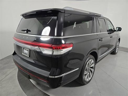 Used 2024 Lincoln Navigator L 4WD image 4