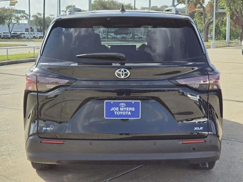 Used 2026 Toyota Sienna XLE FWD image 8