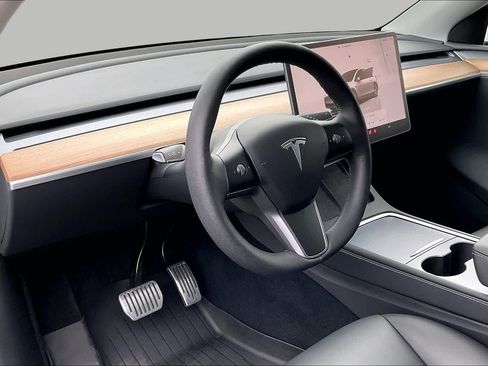 Used 2024 Tesla Model Y Long Range AWD/4WD image 17