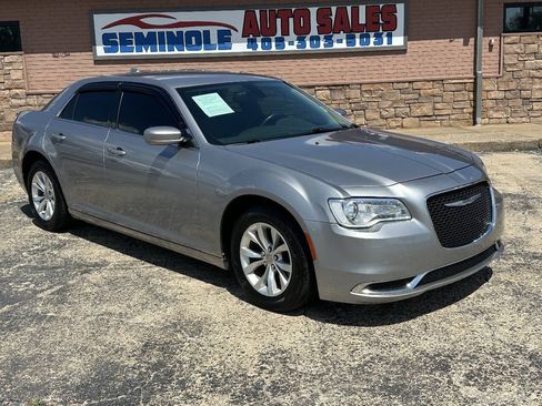 Used 2015 Chrysler 300 Limited RWD image 2