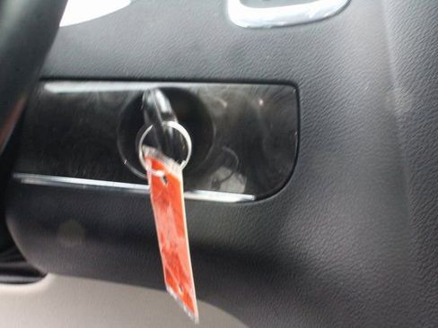 Used 2015 Chrysler Town & Country Touring image 23