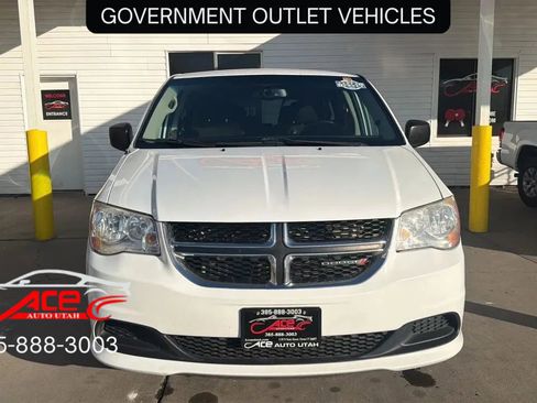 Used 2017 Dodge Grand Caravan SE w/ UConnect Hands-Free Group image 2