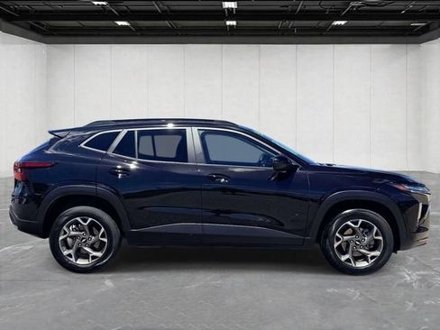 Used 2025 Chevrolet Trax LT w/ LT Convenience Package FWD image 4