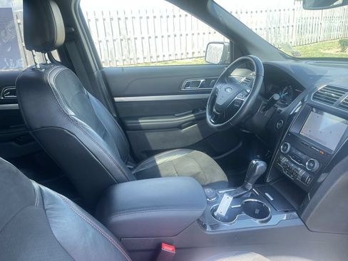 Used 2019 Ford Explorer XLT w/ Equipment Group 202A AWD/4WD image 34