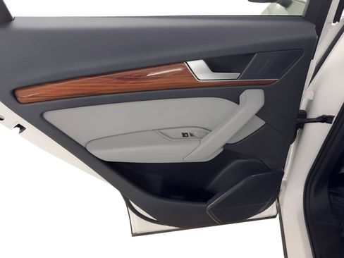 Used 2023 Audi Q5 Premium w/ Convenience Package image 17